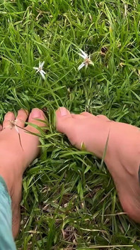 Je vous laisse voir mes pieds frotter et appuyer contre l’herbe.