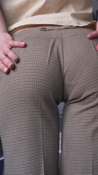 Amatör milf försök att dra arbetskläder i full rygg trosor och retar trosor