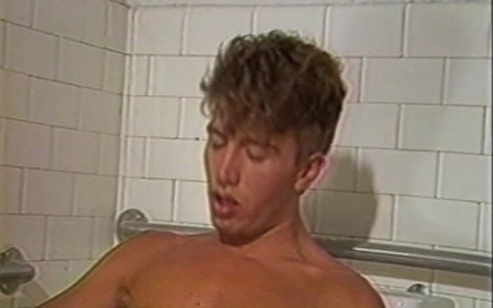 Gay RetroX VHS: Explozie de energie masculină brută # 8