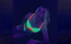 Sletterige tgirl poseert voor harde pikken