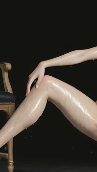 Bella donna nuda con celestiale capelli d'argento disperata sedia macinare