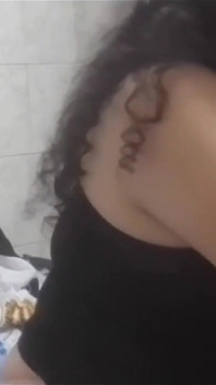 La mamma della mia amica ha visto i miei video porno e non ha saputo resistere dal farmi un pompino e l'ho scopata deliziosamente! L'ho lasciato molto sazi
