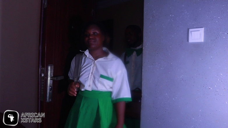 African Xstars: Dia mengundang teman sekelasnya ke rumah mereka dan setiap hal...