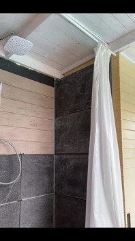 Pernahkah kamu bermimpi melihat seorang gadis mandi di luar ruangan?