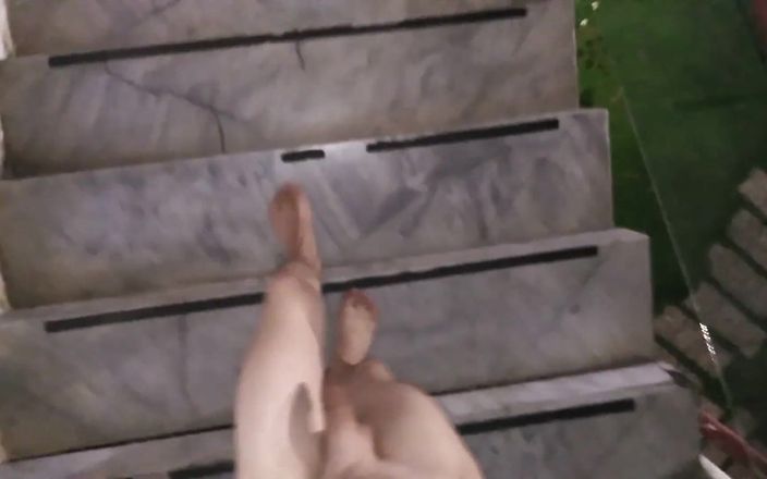Dan Eagle: Piscio all'aperto e passeggiata nuda