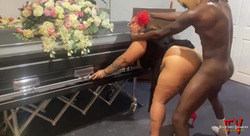 Blvck Rose TV: Dick-o-ween: Belaquis viene scopata nella casa funebri infestata da un...