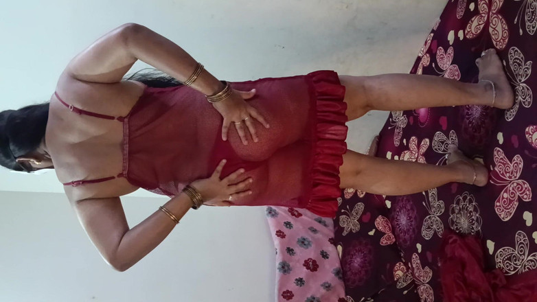 Muruga: Váy đỏ mới la dì siêu tình dục với bạn trai