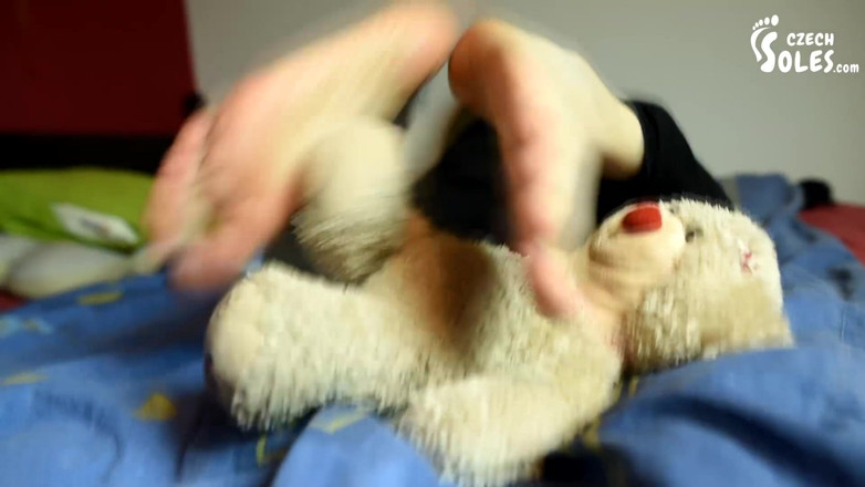 Czech Soles - foot fetish content: Voet en vertrappen Krachteloze teddybeer
