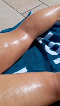 Juegos al aire libre de Selena desnudos a la luz del sol