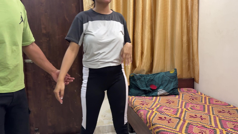 Hornycouple149: Hermanastra llegó tarde al gimnasio. Quedan solo unos minutos para...