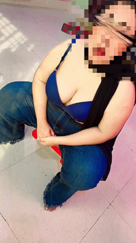 ムスリム・アラビア系かわいいBBWホットな大学生が大学のドレスとトップレスのバブルガムフェティッシュで大きな胸を使ったプレイ