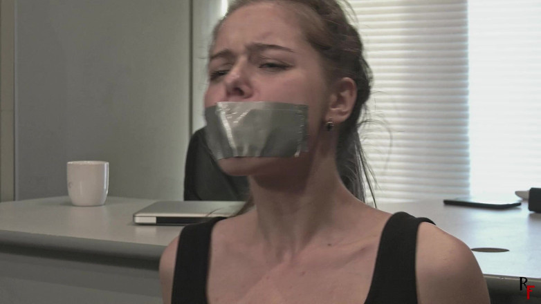 RF studio: 자기 속박을 시도하고 너무 멀리 가는 Leya