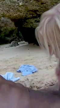 Rubia baddie follada por bbc bull en la playa de Bikini