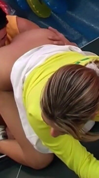 Awek Euro yang cantik Alice dikongkek di atas meja ping pong