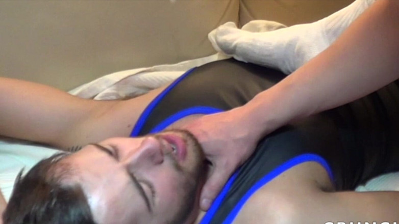 Crunch French bareback porn: Він нюхає її ноги