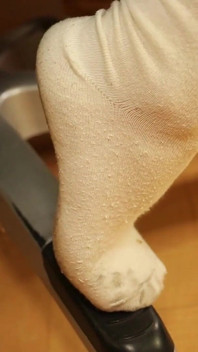 Sabots roses cochons et chaussettes blanches tachées - jeu de pieds avec pas