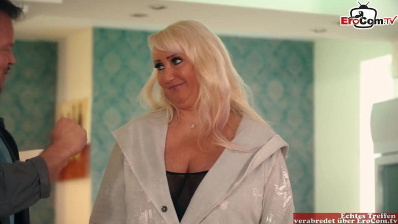 EroCom: Mamă sexy blondă grasă cu țâțe mari într-o ținută de plasă