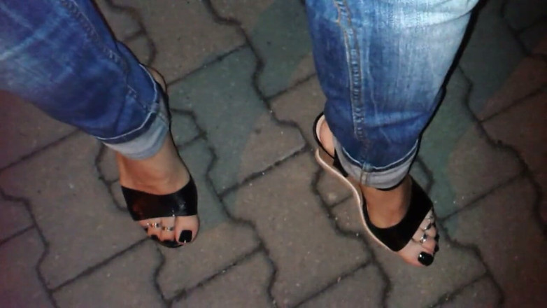 Heelex: Platform Wedges dan Toe Rings