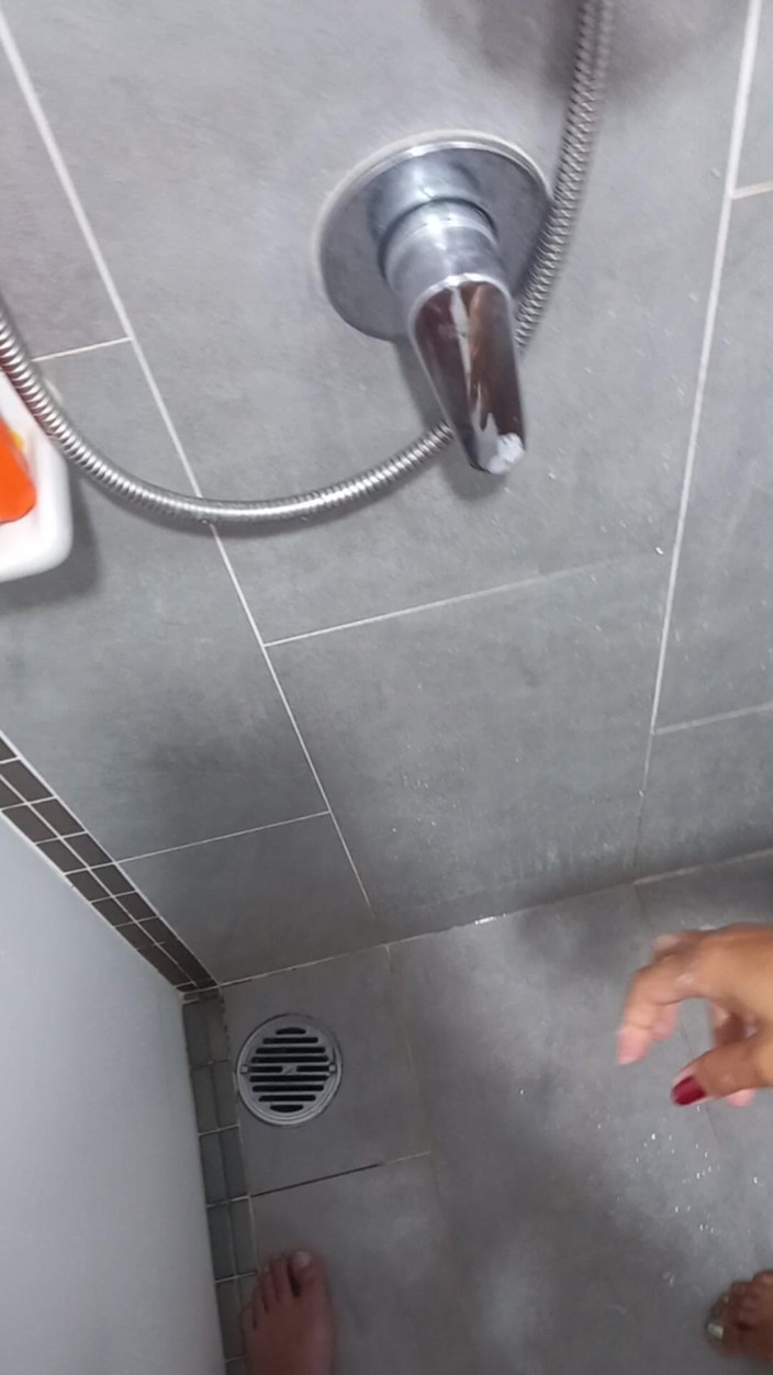 Handjob Passion: Zmysłowy czerwony paznokci mydło prysznic ręczna robota