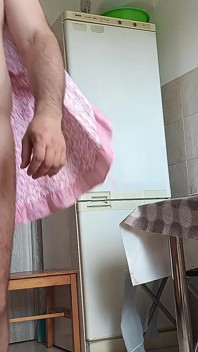 Pareja amateur se divierte en la cocina