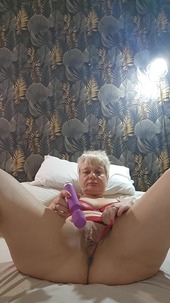 Sofy13: MILF Madura Puta Brinca Com Seu Clitóris Molhado