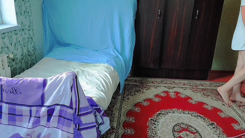 Kitty_Cross: 푹신한 핑크 카펫에 다리를 꼬고 앉아 장난기 넘치는 Sissy