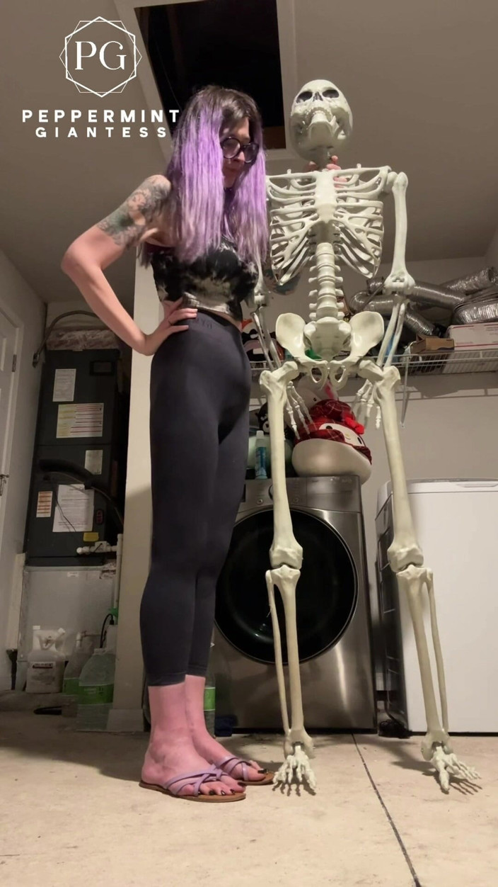 Peppermint Giantess: 6'7 босоніж гігантські вежі над усім вдома! Порівняння висот + клопоти, відео від першої особи