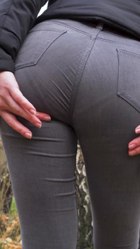 Une MILF PAWG sexy taquine sa culotte visible dans un parc
