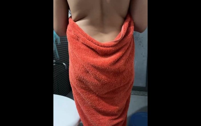 Indian Tubes: पत्नी बाथरूम में अपनी गांड का छेद दिखाती है।