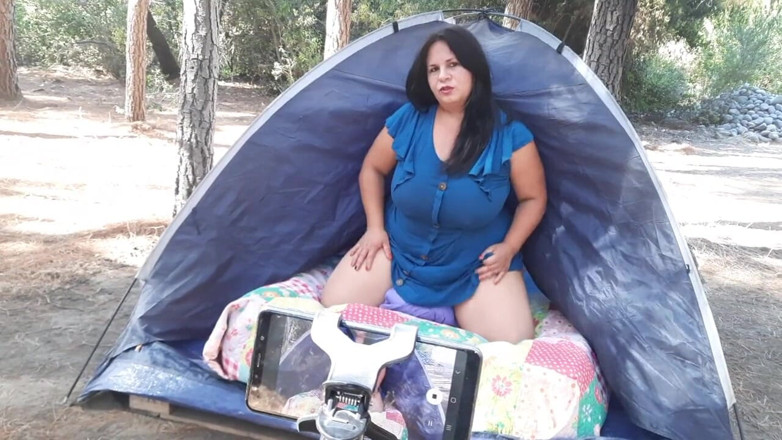 Riderqueen: 야외에서 숭배하는 계모 엉덩이