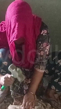 İşçi kadın ev sahibi tarafından baştan çıkarılıyor