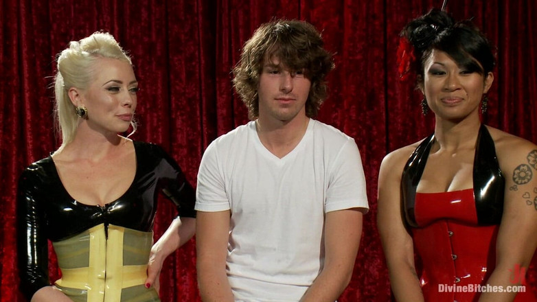 Divine Bitches by Kink: 视觉感觉 cfnm 女主调教剧院