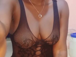 Super sexy ebony cuties: Tafelneuken in sexy visnetoutfit