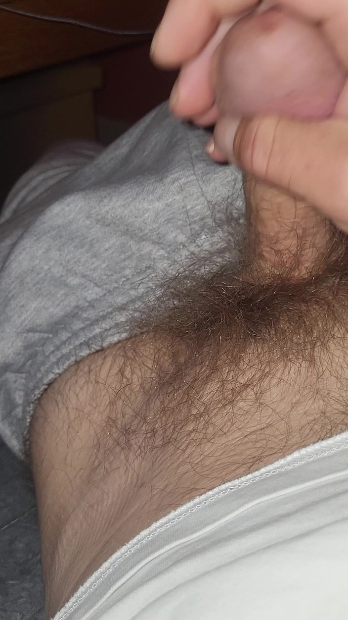 Polishx: 내 털이 무성한 자지를 가지고 노는 중