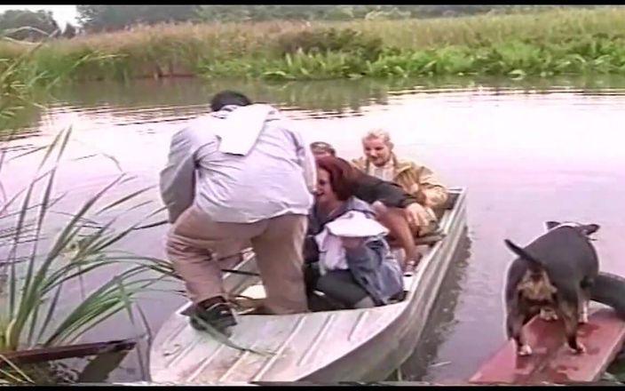 Deutschland porn: 호수 한가운데서 보트를 타고 섹스하는 두 명의 발정난 아마추어 커플