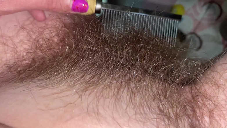 Cuteblonde666: Mi spazzolando il mio cespuglio