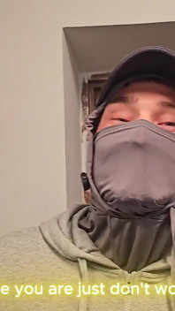 Scopata hardcore con un ragazzo bianco con una maschera