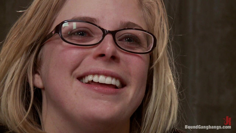 Bound Gang Bangs by Kink: Zavallı küçük Amerikalı kız Meksika'da ilk kez grup seks ve çifte...