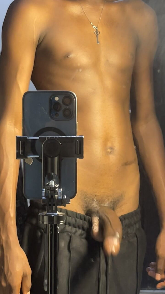 Aded-Toxic: Il giovane gay magro mostra un grosso cazzo