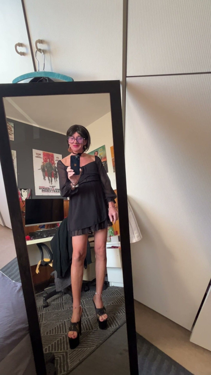 Andreina Naty: Sexy Walk in Front of the Mirror 01