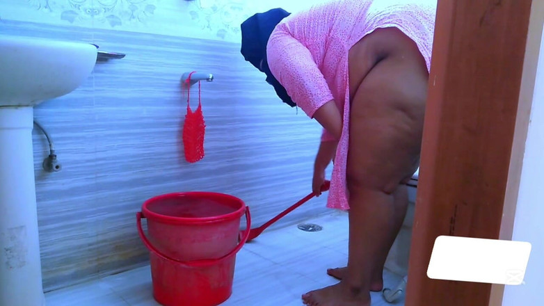 Aria Mia: Apabila bini kawan panas membersihkan bilik air rakan suaminya masuk...