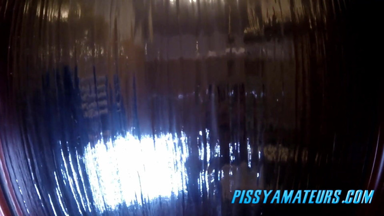 Pissy Amateurs: 在淋浴时在喷气式飞机上撒尿