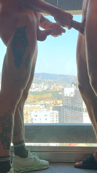 私のワイルドでセクシーな隣人がエレベーターの中で、巨大なペニスで激しく突かれた