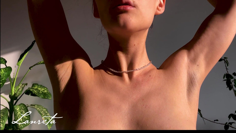 Lanreta: Fetiș cu gât, sâni și spate - tachinare erotică ușoară