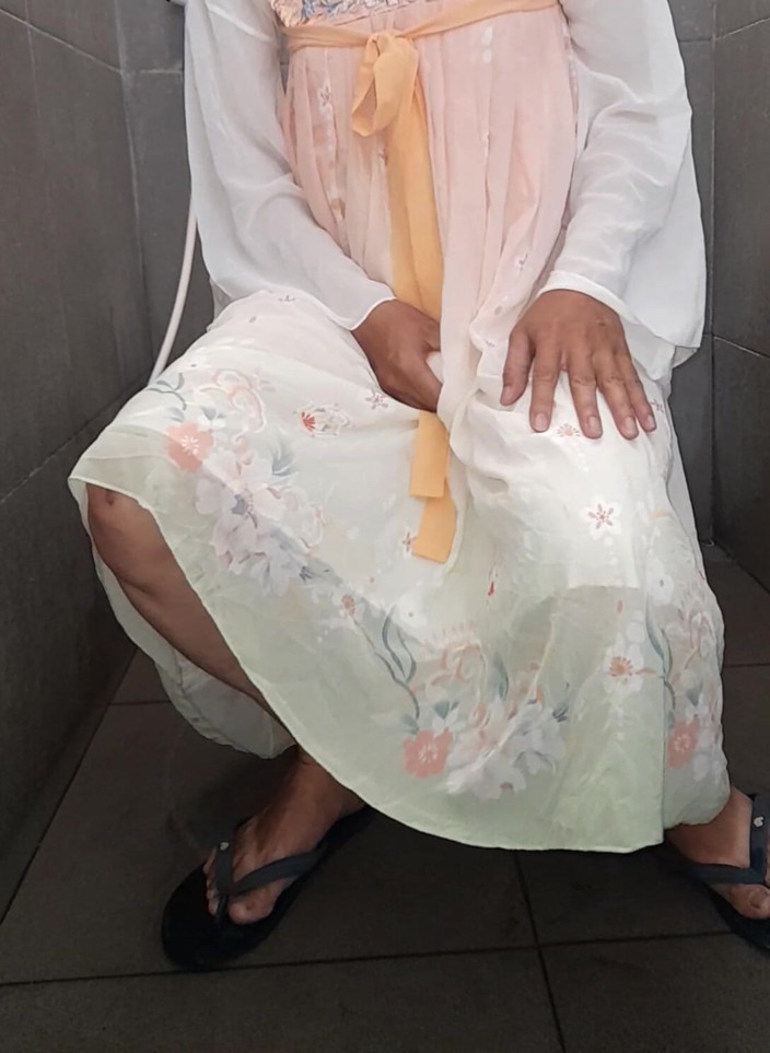 Naomisinka: Crossdresser muncrat memakai gaun hanfu cina yang lucu