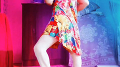 Kitty_Cross: Hravá Sissy Drží pastelová dárková krabička s úsměvem