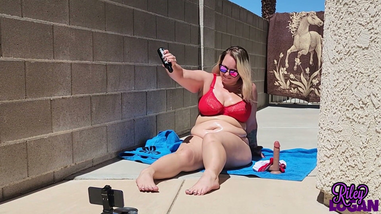 RileyLogan: BBW Outside Pleasuring Her Fat Pussy