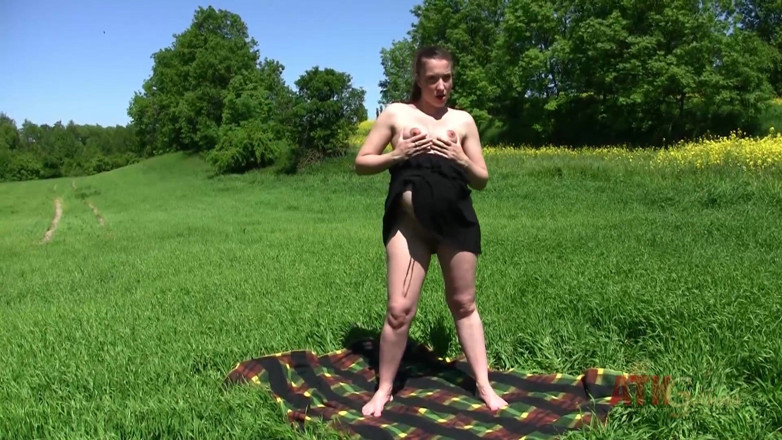 ATKIngdom Fans: Pregnant Jessica Biel masturbates on the green