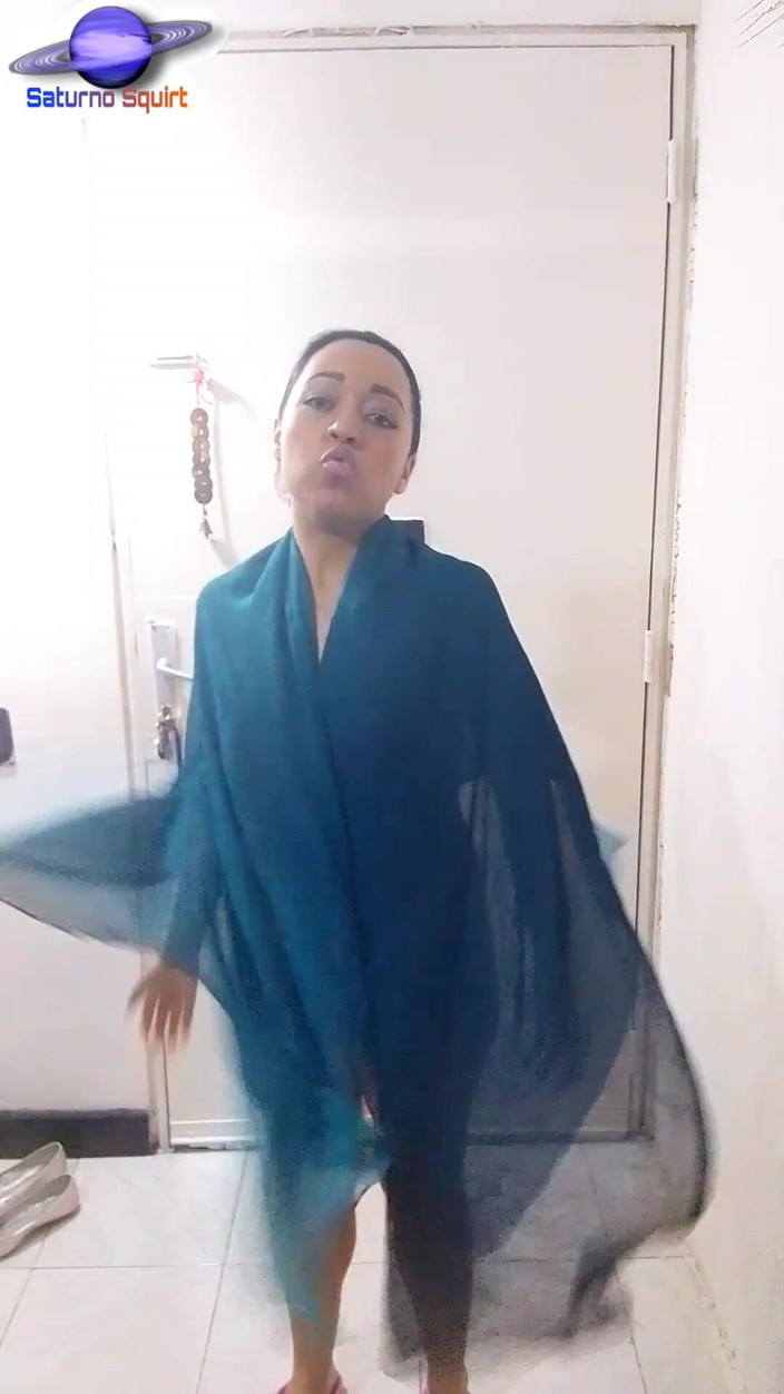 Saturno Squirt: Saturno esguicha, virgem muçulmana princesa faz dança ritual e depois...