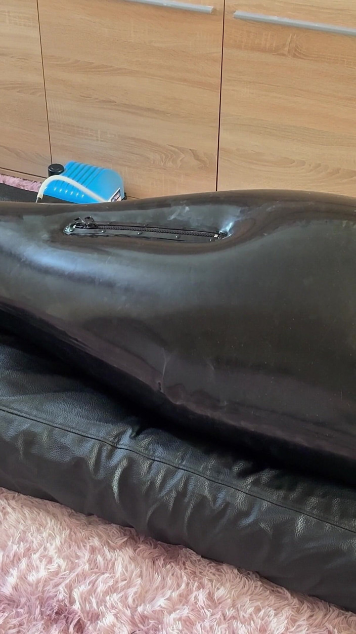 BoundInLove: Esposa castiga a su esclavo en bolsa de látex inflable...